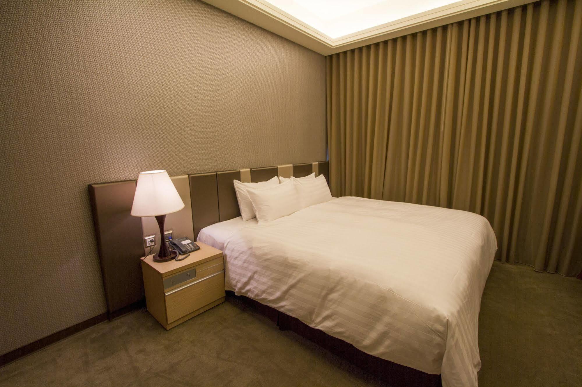 Hunt Champion Hotel Taichung Exterior photo