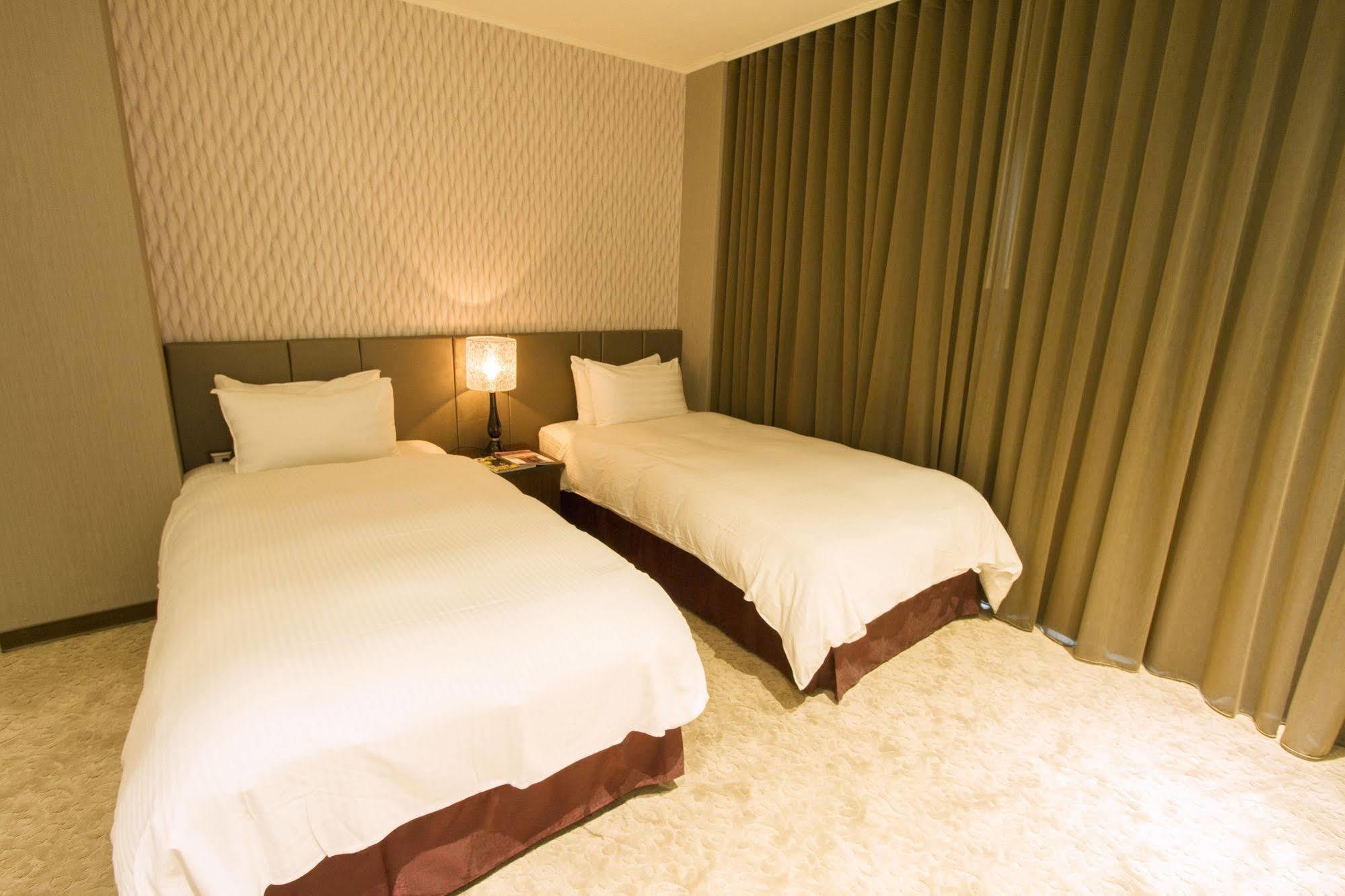 Hunt Champion Hotel Taichung Exterior photo