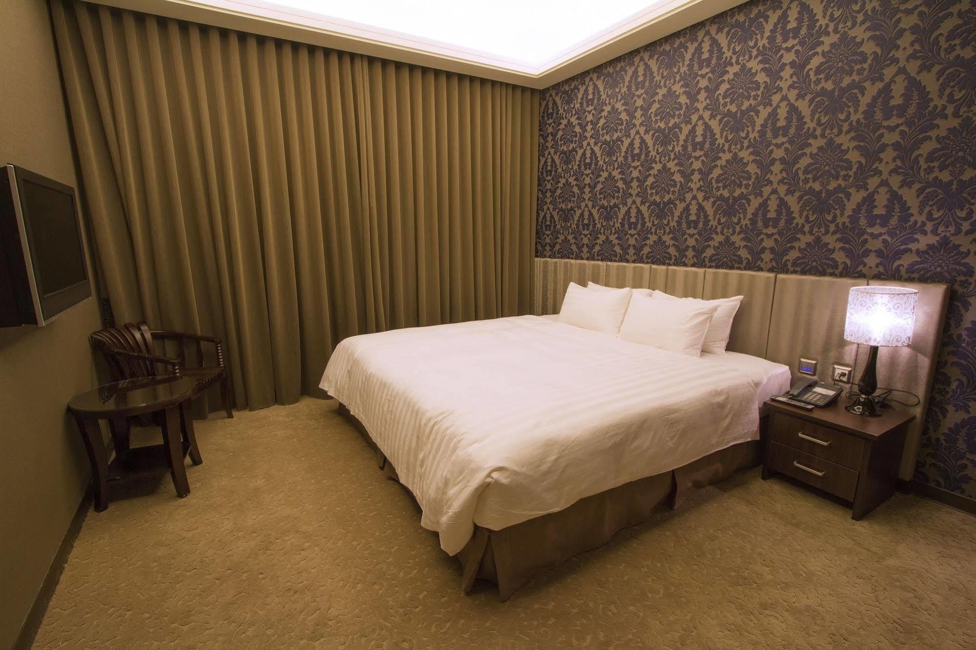 Hunt Champion Hotel Taichung Exterior photo